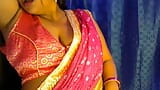 Heet Desi sexy jong meisje probeert met plezier borsten te laten zien. snapshot 1