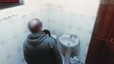 देखो मेरे बार में क्या हुआ, महिला बाथरूम गई और आदमी ने पीछा किया! snapshot 5