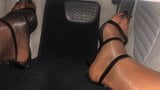 Conduite de voiture avec des orteils noirs en bas nylon et talons peeptoe snapshot 10