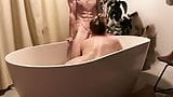 Remaja montel bertetek besar dikongkek dalam bilik mandi snapshot 2