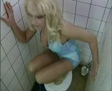 Deutsche blonde MILF fickt Fremden in der Toilette snapshot 4