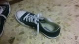 Zapatos de chicas desconocidas, en gimnasio, semen dentro de Converse negras snapshot 1