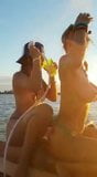 3 chicas en bote flotante snapshot 2