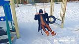 Naga chłopczyca w futrze kołysze się na huśtawce w zimie snapshot 8