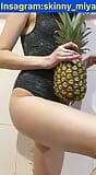 Dünnes Mädchen spielt mit Ananas snapshot 3