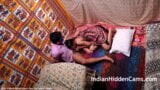 Indische Bhabhi die haar jonge Devar verleidt en seks met hem heeft snapshot 12