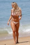 Chloe Meadows - bikini op een strand in Portugal snapshot 2