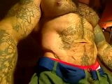 Monstruo muscular flexionando sus pectorales y abdominales snapshot 1