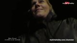 Geile milf neemt de zaken buitenshuis snapshot 4