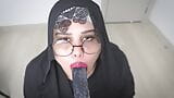 Echte arabische muslimische Stiefmutter in Niqab Hijab masturbiert feuchte Muschi mit großem Dildo. snapshot 4