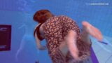 स्विमिंग पूल में मैट्रोसोवा के साथ तीन लड़कियां snapshot 3
