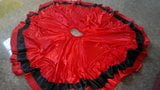Sperme sur une longue jupe en satin rouge de danse flamenco snapshot 3