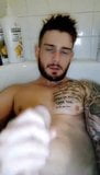 Ragazzo tatuato che si masturba in doccia snapshot 3