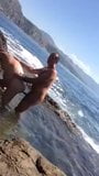 Velho papai fodido na praia snapshot 8