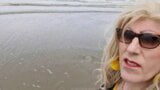 Mevrouw Samantha gaat een strandwandeling maken snapshot 12