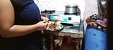 Desi esposa indiana está sozinha na cozinha - paella sexo pornô snapshot 1