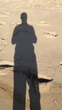 Gehen in Schatten im Strand Santa Cruz snapshot 3