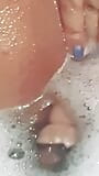 Prawdziwa amatorska żona w kąpieli z bąbelkami rucha się z wibratorami w dupie i cipce snapshot 10