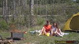 Une adolescente mince baise son copain dehors pendant un voyage en camping snapshot 1