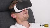 Rim4k. killen kastar vr headset bort eftersom tonåring ger mannen twat snapshot 3