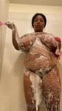 Solo, gros seins, BBW sous la douche snapshot 9