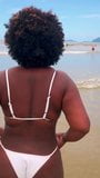 Une jolie MILF noire à la plage snapshot 2