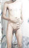 Indischer sexy nackter Junge abspritzen im Badezimmer snapshot 7
