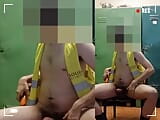El guardia de seguridad se desnuda en el vestuario del trabajo y se corre snapshot 11