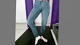 Mojar los pantalones de yoga mostrando el coño mojado del dedo del pie de camello snapshot 10