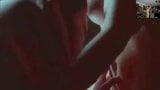 A1nyc Jessica Pare e Piper Perabo mescolano il bacio snapshot 3
