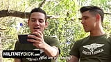 Hunky latino-soldaten worden buitenshuis geil en zuigen elkaar hard - Militarydick snapshot 3