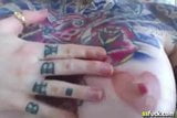 Heißes Tattoo-Küken fingert Muschi snapshot 4