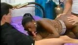 Ebony Ayes assume 2 ragazzi bianchi snapshot 3