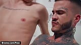 Magrinha gêmea Lev Ivankov recebe seu cu perfurado por seu super sexy tatuador Fly Tatem - BROMO snapshot 14