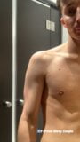 Un garçon joue avec sa grosse bite sous la douche de la salle de sport snapshot 2