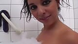 Belleza alemana de cabello oscuro complaciéndose en el baño snapshot 3