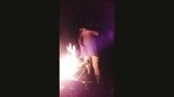 Crossdresser ancelina al aire libre fuego bailando snapshot 2