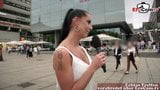 Une journaliste prend un couple allemand pour du sexe anal en plein air dans la rue snapshot 2
