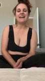 बस्टी वाइट वुमन स्क्वीज़ एक बड़ा boob snapshot 1