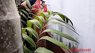 Limpieza de la casa y el jardín: sexo con una esposa bengalí en un ...