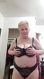 Terrytowngal se desnuda y masajea sus enormes tetas y culo con aceite snapshot 1