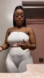 Une black en lycra blanc - cameltoe et seins snapshot 9