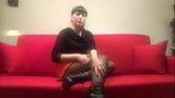 Une vloggeuse italienne sexy essaye des collants noirs snapshot 7