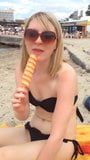 イギリスの女の子が氷を食べる snapshot 2