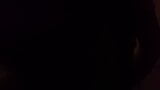 Gran coño peludo negro masturbándose por la noche en la oscuridad. bosque espeso. snapshot 1