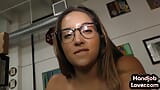 Manojob - une bombasse bosomy branle une verge en POV huilée en faisant du dirty talk snapshot 8