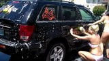 Ragazze in costume da bagno in una jeep dell'autolavaggio snapshot 5