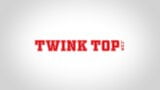 Twinktop - блондинку-твинк с большой елдой без презерватива трахает два папочка-тренера snapshot 2