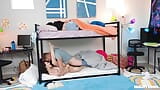 Intrufolarsi nella stanza del dormitorio del college - reality kings snapshot 6