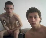 Des garçons mignons nus devant une webcam snapshot 3